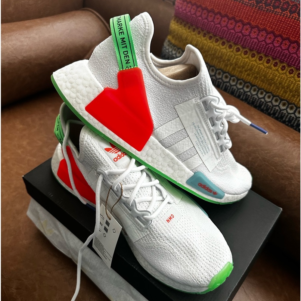 Adidas original men’s NMD R1 V2
Glow White Sonic Ink size US 8